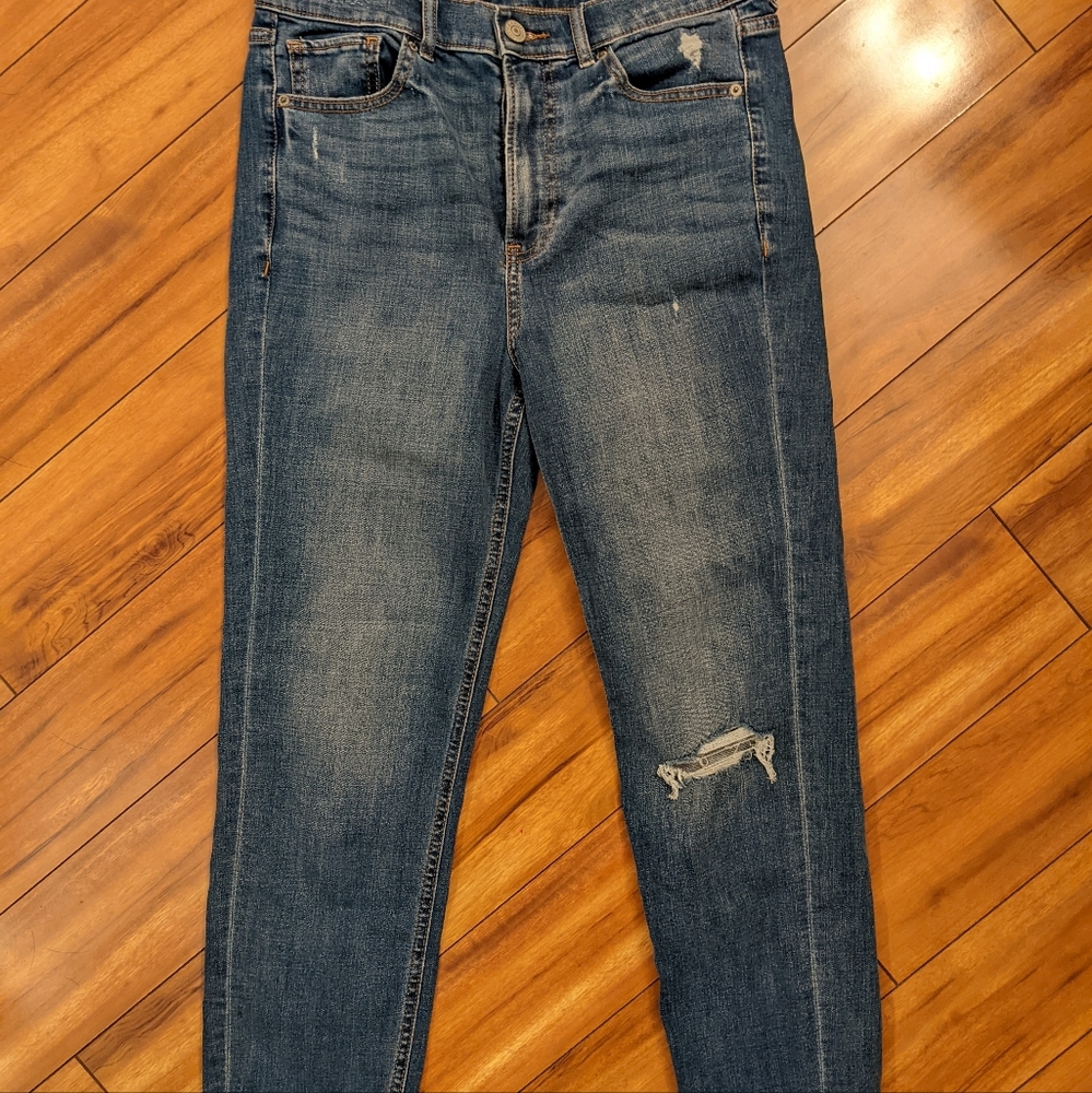 Express SUPER HIGH WAISTED ORIGINAL RIPPED MOM JEANS IN MEDIUM WASH size 6R